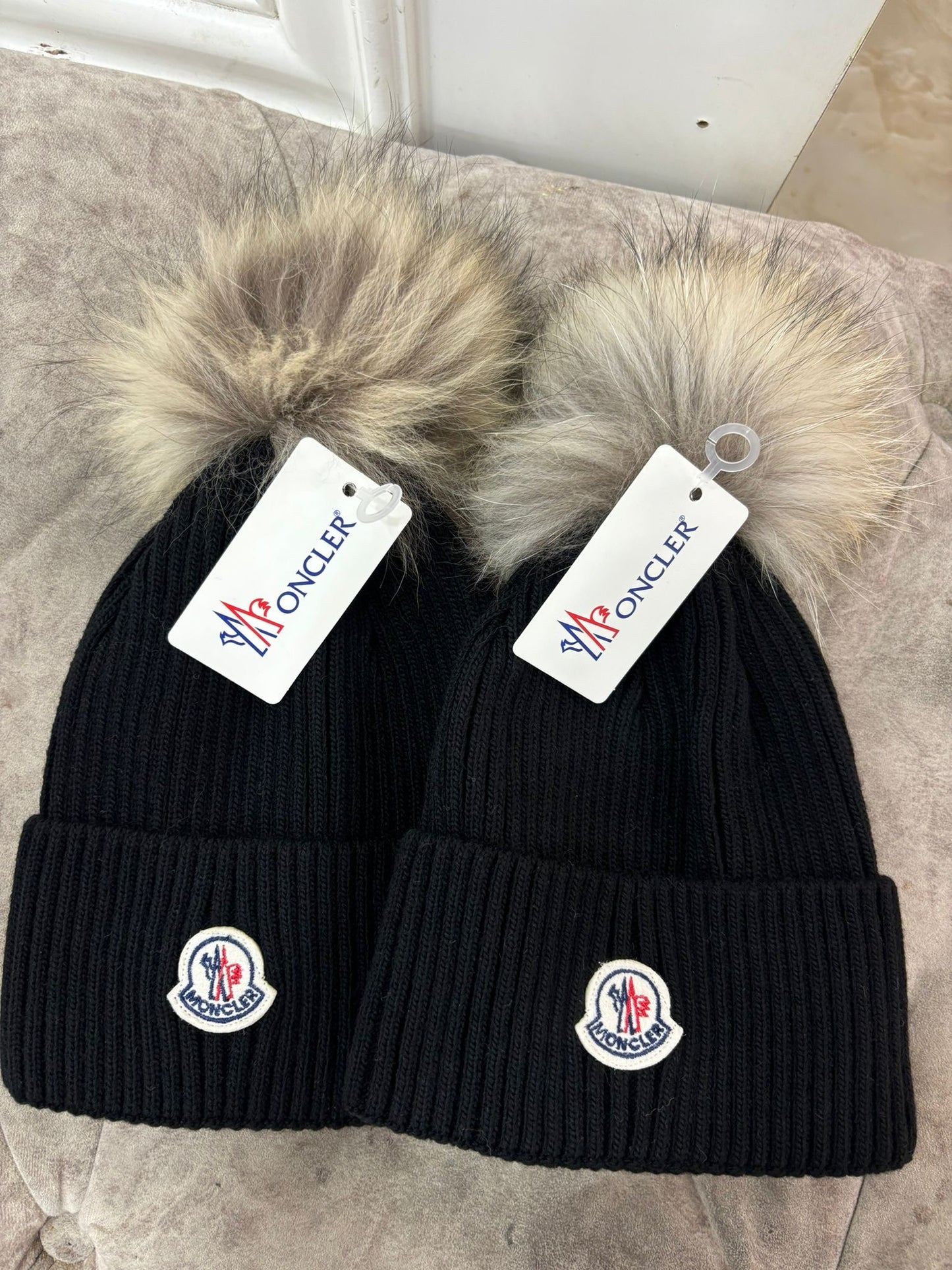 Moncler muts bont zwart