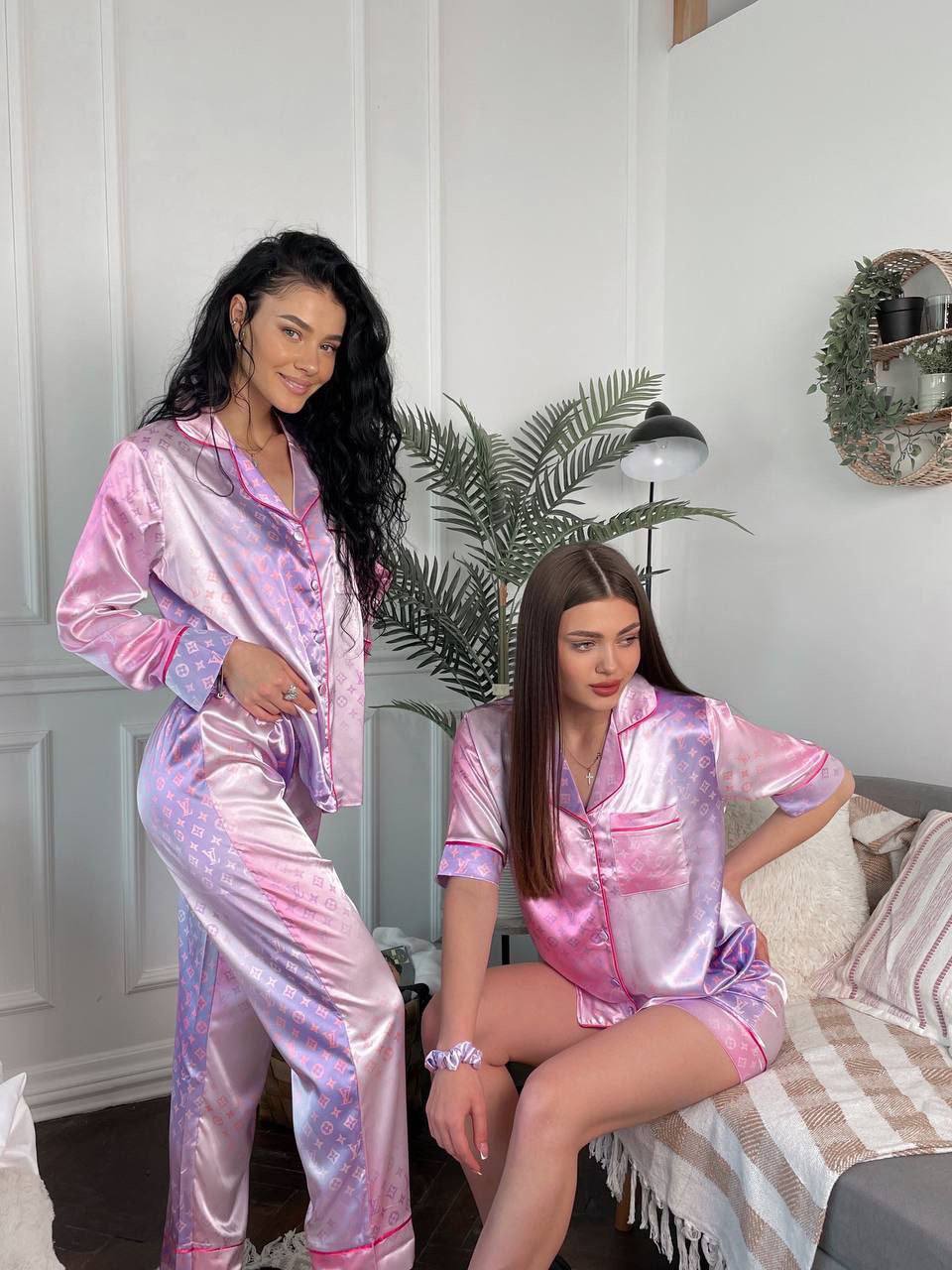 LOUIS VUITTON
Geglazuurd satijnen pyjama