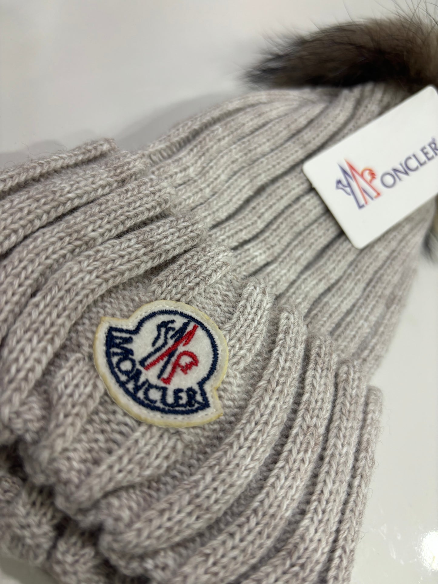 Moncler muts bont beige