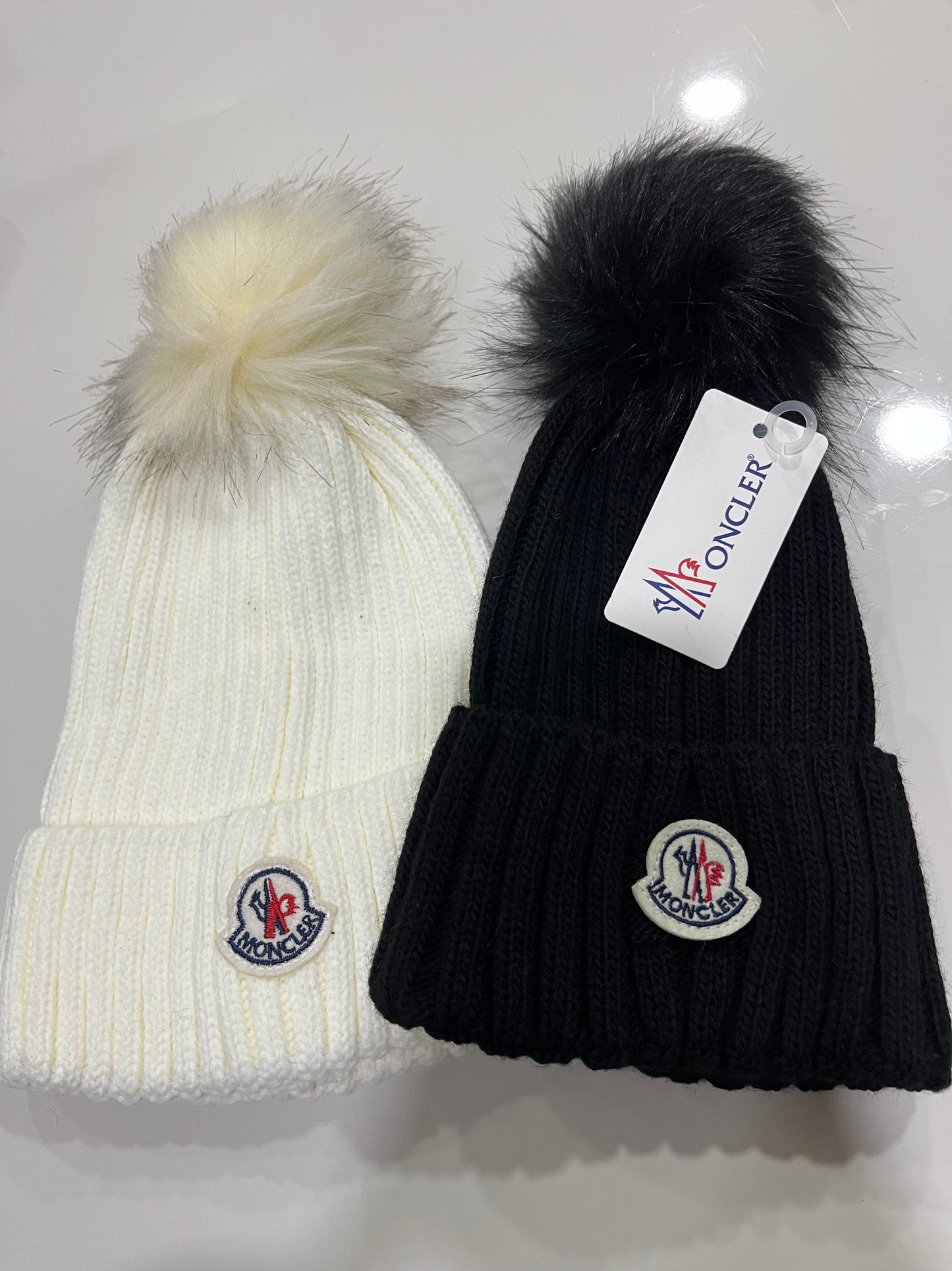 Moncler muts bont zwart