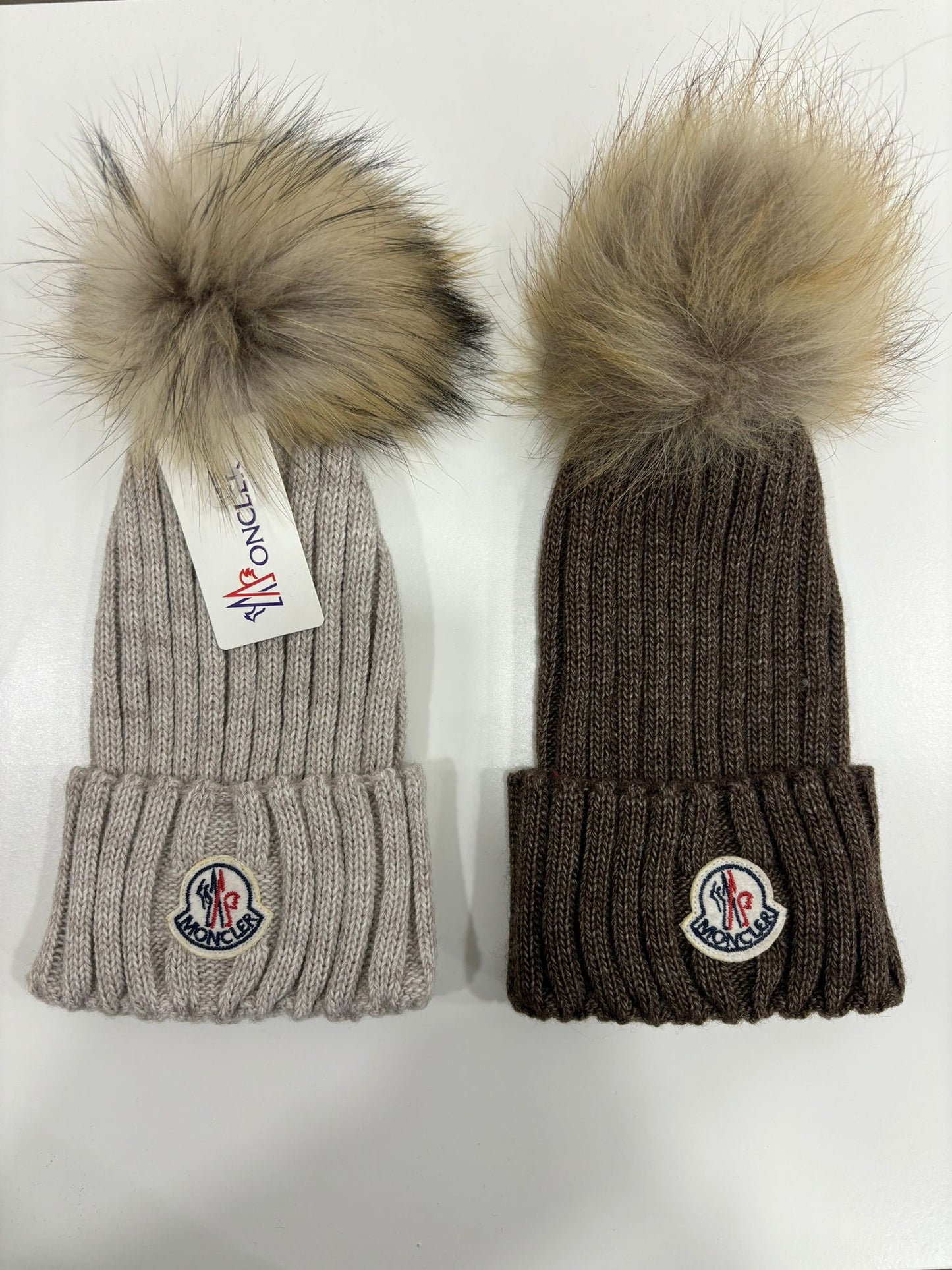 Moncler muts bont beige