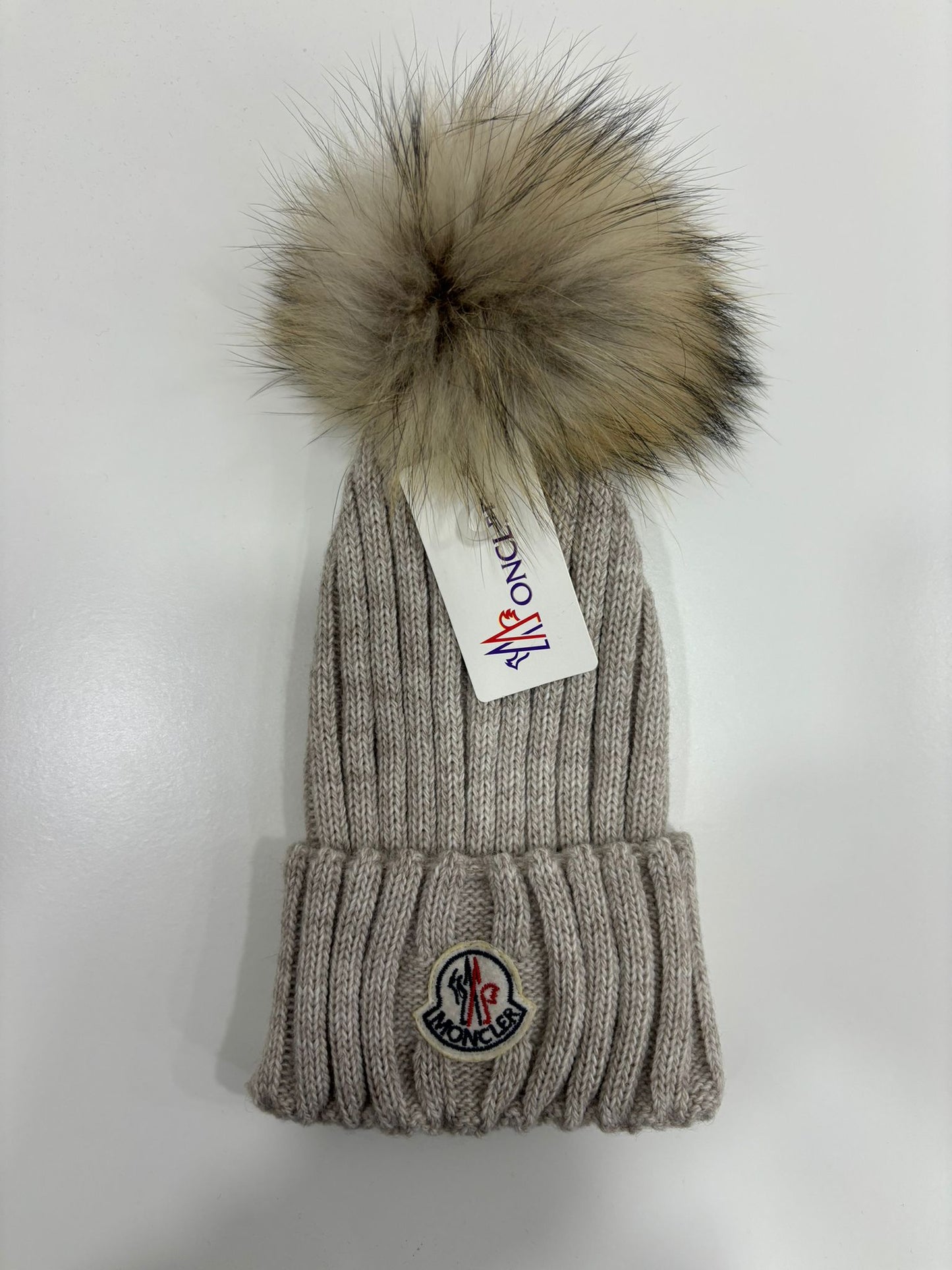 Moncler muts bont beige
